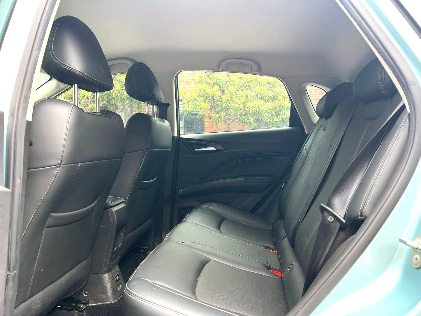 哪吒 2022款 哪吒V 潮 400 Lite 三元锂自动挡