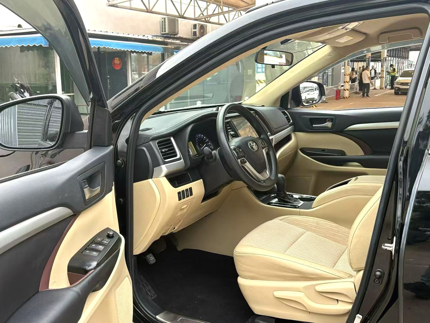 丰田 2017款 汉兰达 2.0T 两驱精英版5座 自动挡