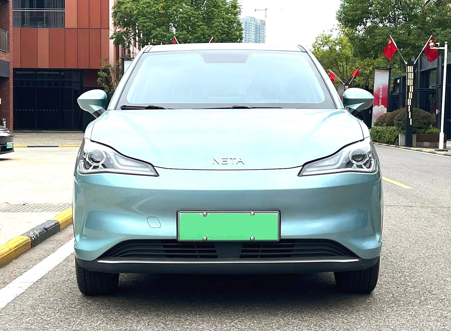 哪吒 2022款 哪吒V 潮 400 Lite 三元锂自动挡