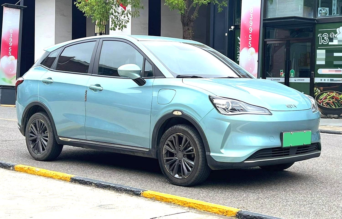 哪吒 2022款 哪吒V 潮 400 Lite 三元锂自动挡