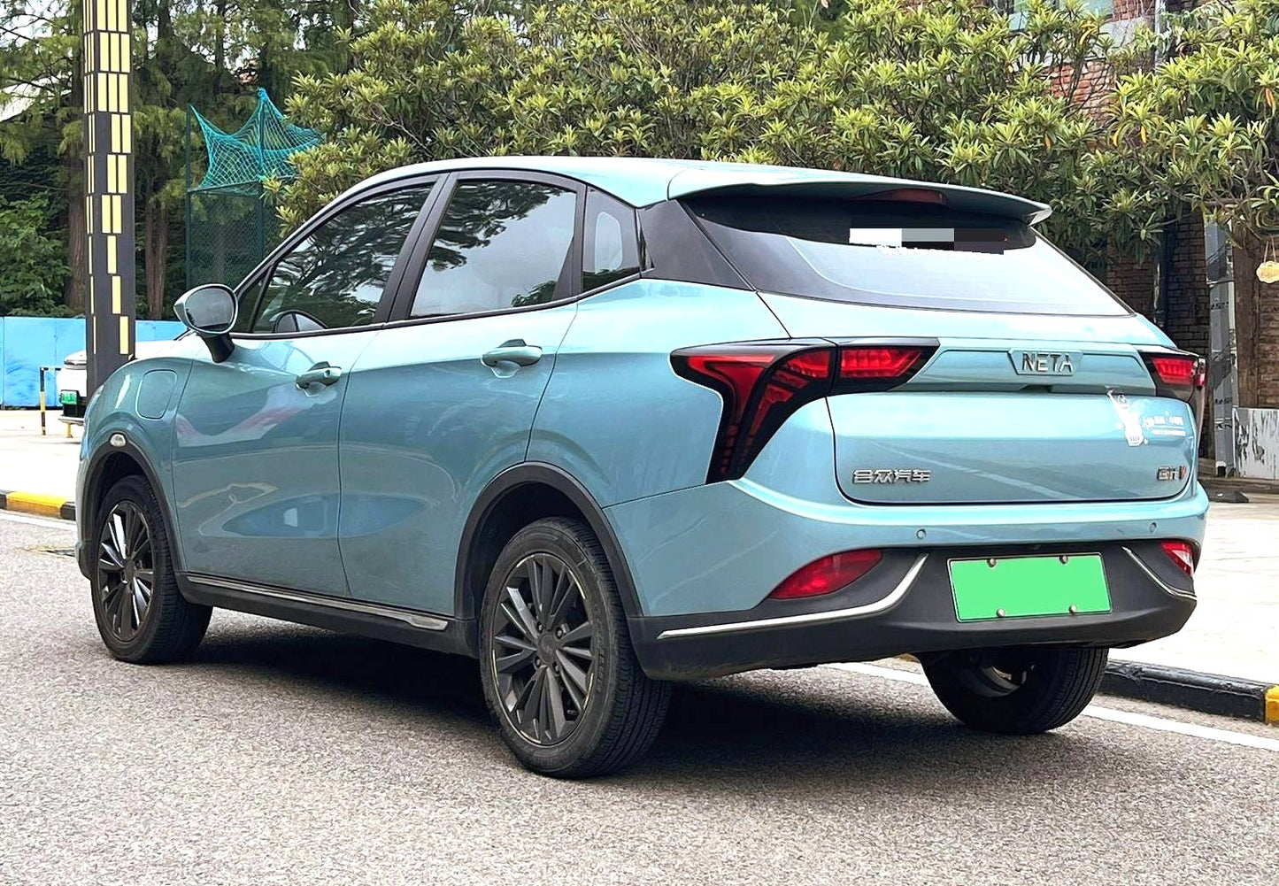 哪吒 2022款 哪吒V 潮 400 Lite 三元锂自动挡