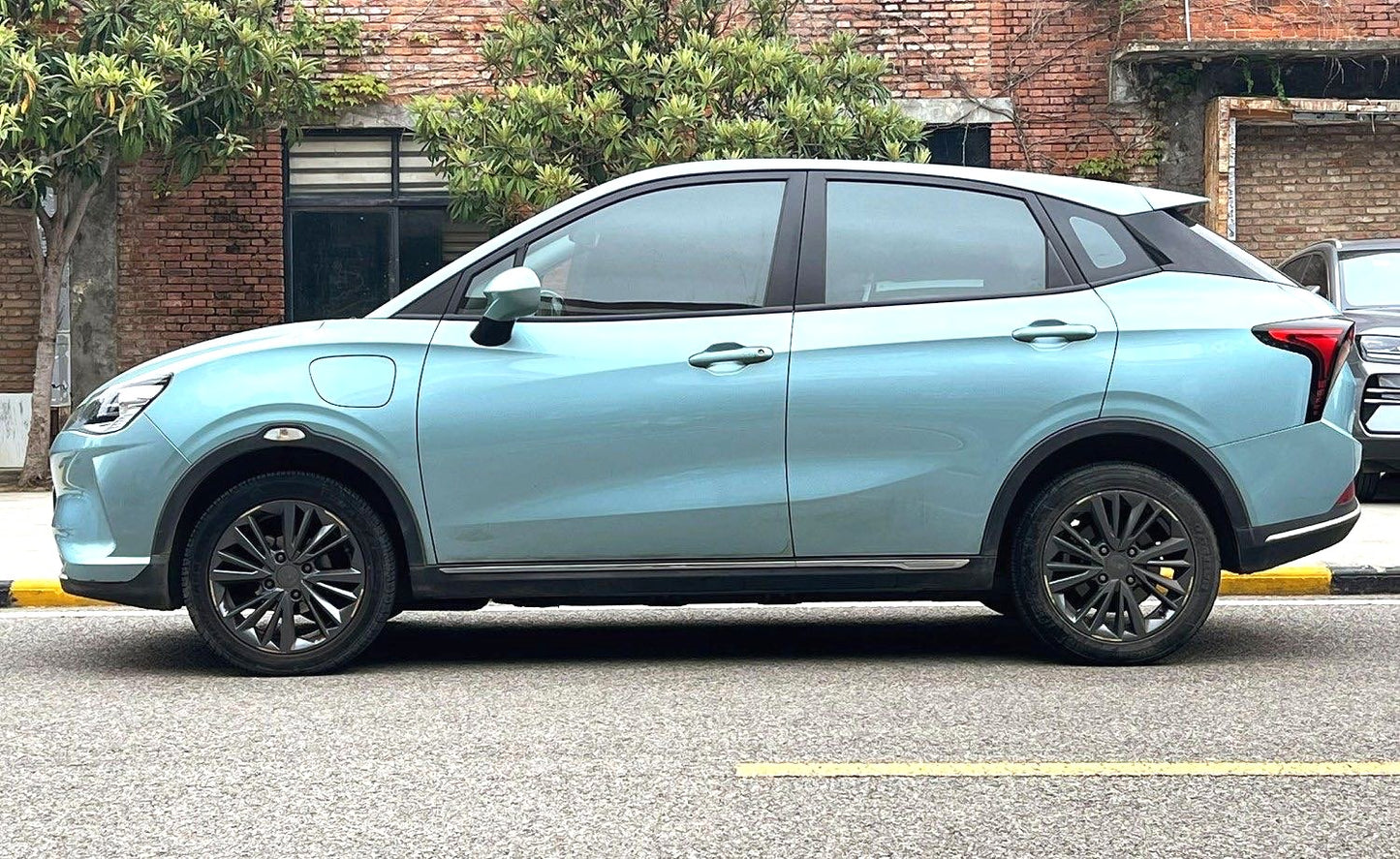 哪吒 2022款 哪吒V 潮 400 Lite 三元锂自动挡