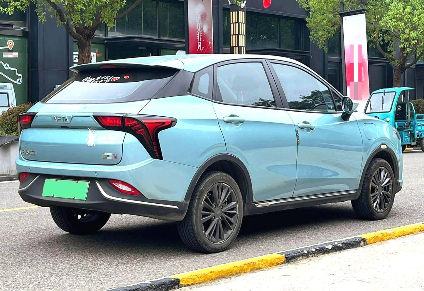 哪吒 2022款 哪吒V 潮 400 Lite 三元锂自动挡