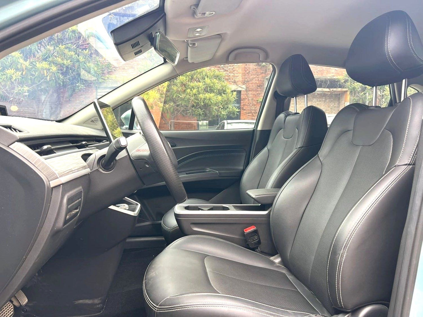 哪吒 2022款 哪吒V 潮 400 Lite 三元锂自动挡