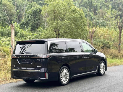 岚图 2022款 梦想家 0碳版 想+智驾包自动挡