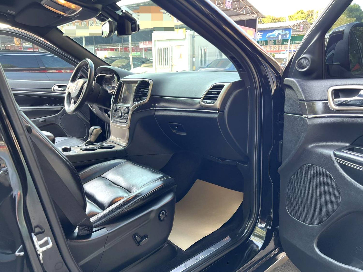 Jeep 大切诺基(进口) 2017款 大切诺基3.0 舒享导航版 自动挡