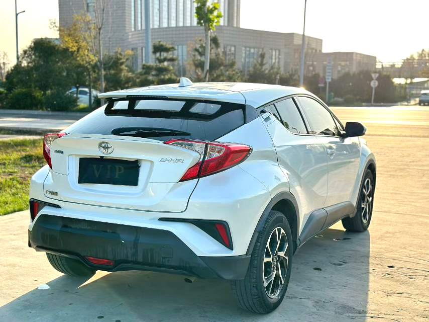 丰田 2018款 C-HR 2.0 无级 酷跑领先天窗版 自动挡