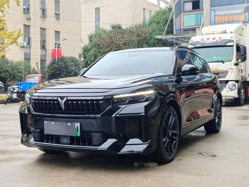 岚图 2025款 FREE 318 259km 四驱探索版 自动挡