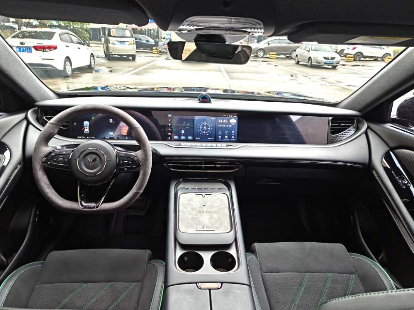 岚图 2025款 FREE 318 259km 四驱探索版 自动挡