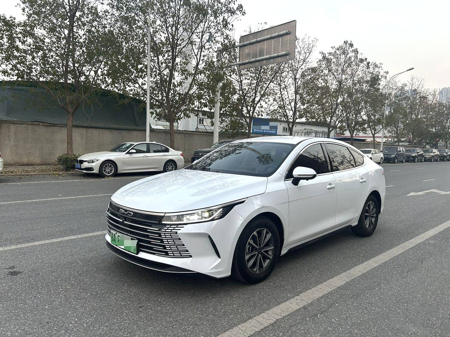 比亚迪2024款驱逐舰05DM-i1.5无级荣耀版55KM豪华型自动挡