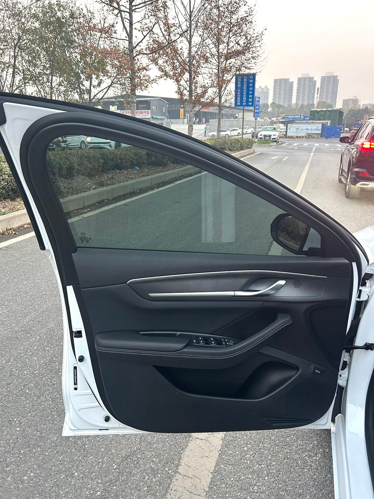 比亚迪2024款驱逐舰05DM-i1.5无级荣耀版55KM豪华型自动挡