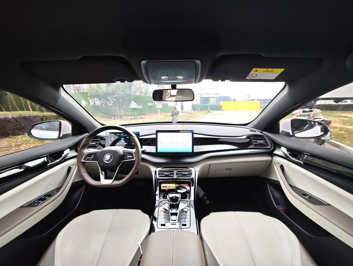 比亚迪2024款秦PLUSDM-i1.5无级荣耀版55KM领先型自动挡