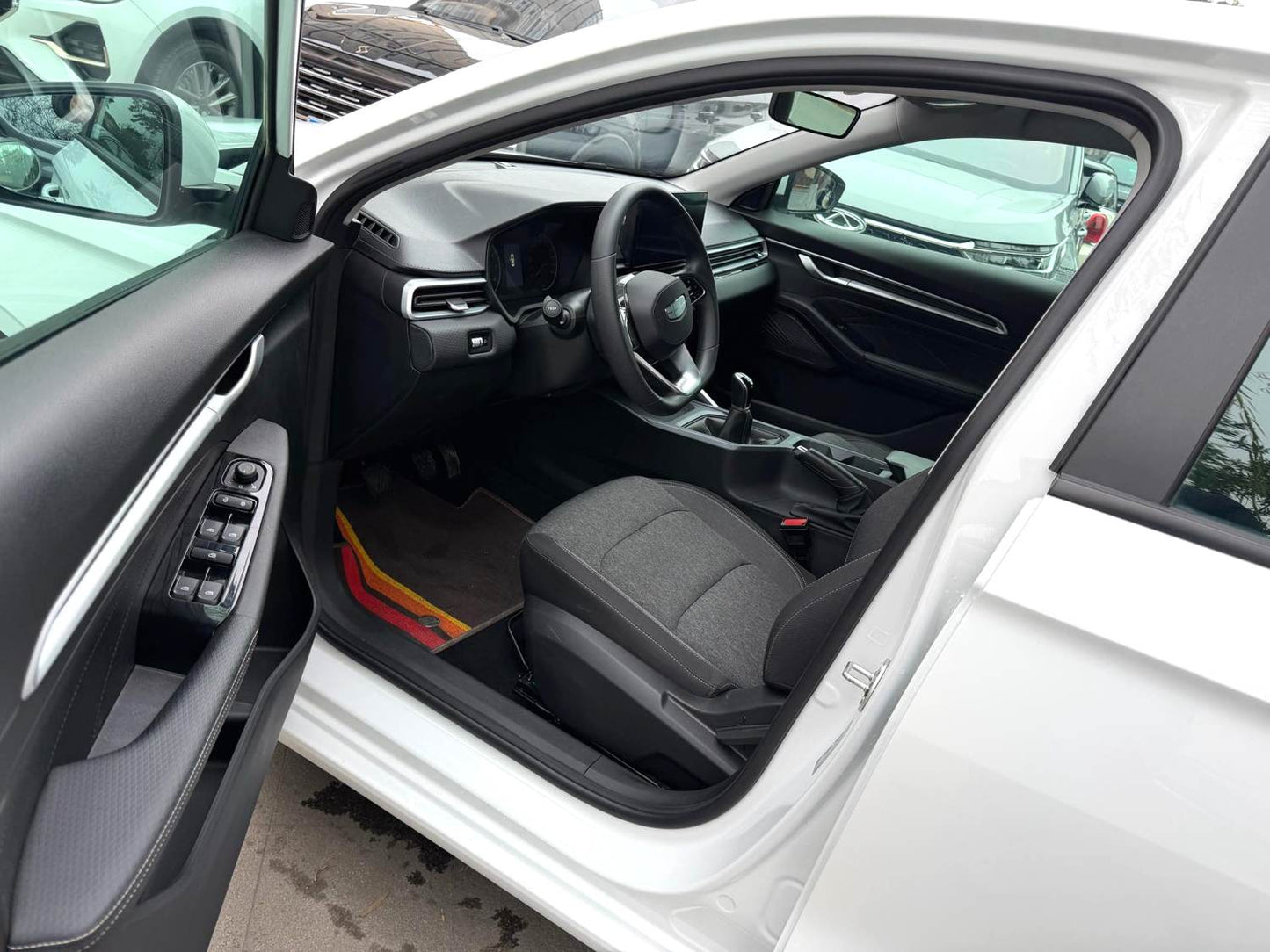 吉利2025款帝豪-三厢1.5龙腾版手动挡